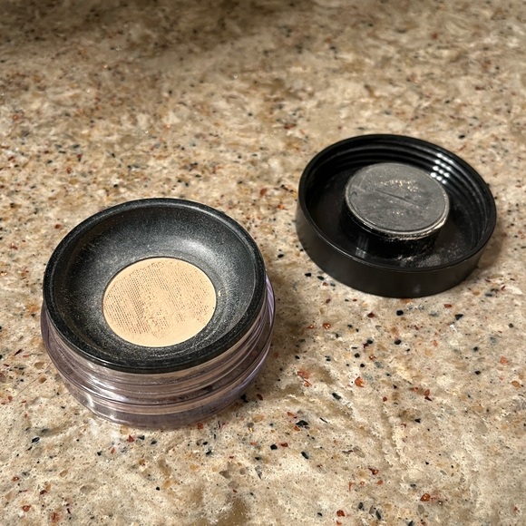 Mac studio fix perfecting powder- light - Picture 3 of 3